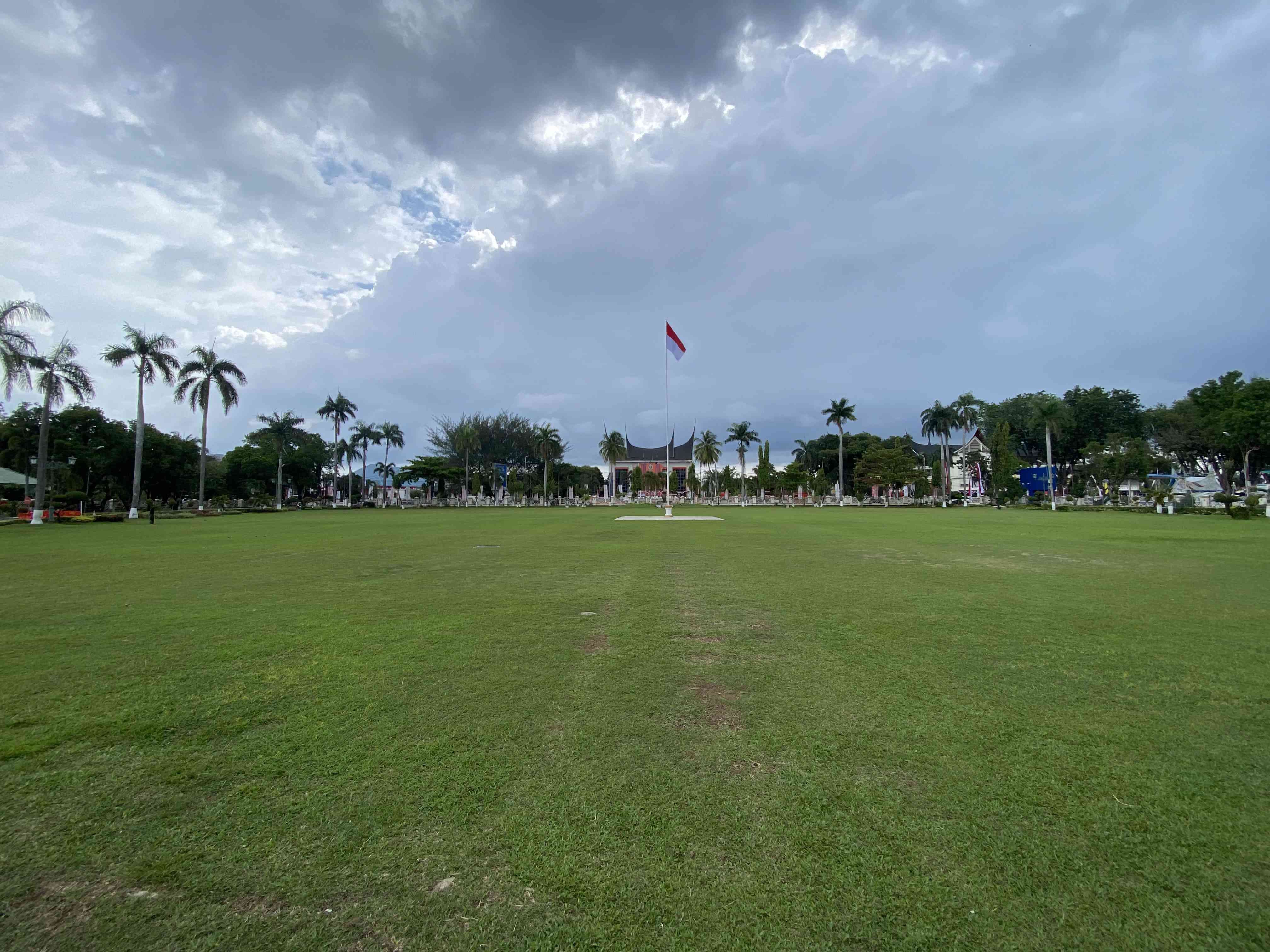 24082956227_Lapangan_istana.jpg